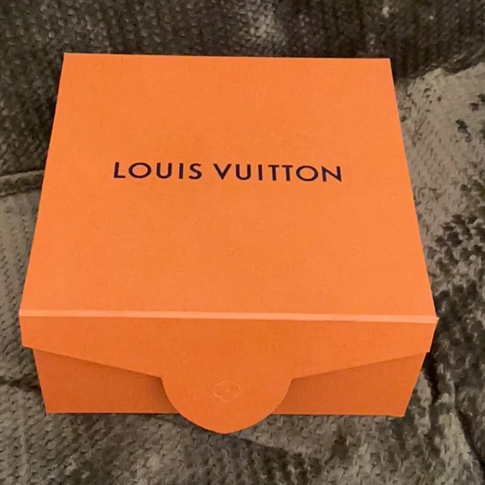 Authentic LOUIS VUITTON Super Large magnetic  Pull on Box 12x12x6
